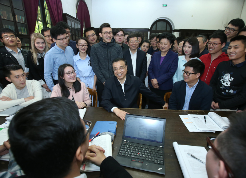李克強(qiáng)15日來(lái)到清華大學(xué)圖書館，與正在自習(xí)的學(xué)生圍坐交流，妙解清華校訓(xùn)“自強(qiáng)不息、厚德載物”。