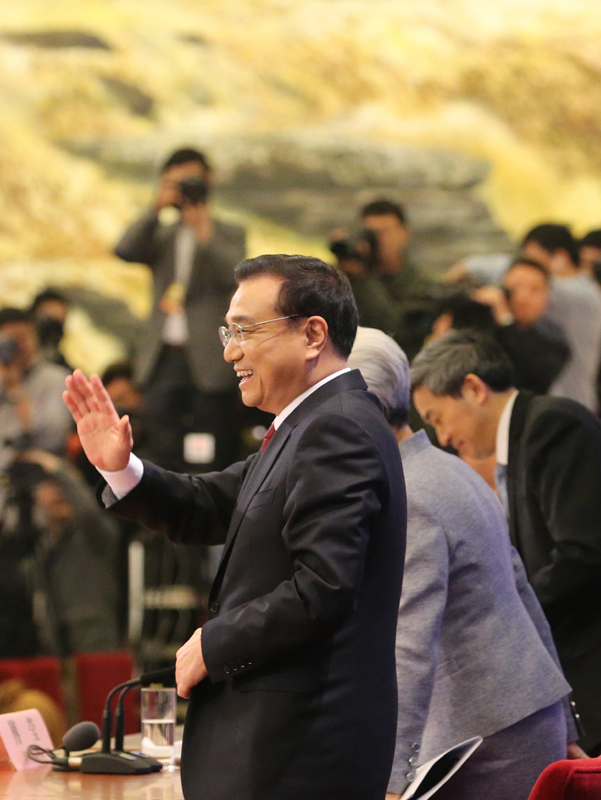這是記者會(huì)結(jié)束后,李克強(qiáng)離場(chǎng)時(shí)向記者揮手致意。 這是記者會(huì)結(jié)束后,李克強(qiáng)離場(chǎng)時(shí)向記者揮手致意。