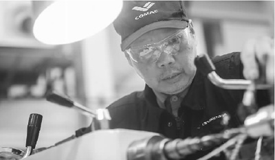4月8日,施品芳在加工國(guó)產(chǎn)大型客機(jī)C919的氣密試驗(yàn)接頭。這一個(gè)零件他足足做了兩個(gè)多小時(shí)。 背靠車(chē)床,一身工裝。凝神專(zhuān)一,技近乎道。任何一個(gè)工業(yè)時(shí)代的故事中,都少不了工匠的身影。 4月8日,施品芳在加工國(guó)產(chǎn)大型客機(jī)C919的氣密試驗(yàn)接頭。這一個(gè)零件他足足做了兩個(gè)多小時(shí)。 背靠車(chē)床,一身工裝。凝神專(zhuān)一,技近乎道。任何一個(gè)工業(yè)時(shí)代的故事中,都少不了工匠的身影。
