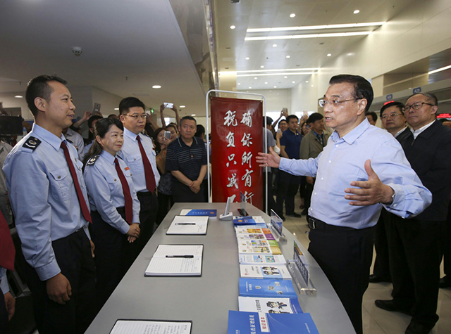 2016年5月23日,李克強(qiáng)總理考察湖北十堰市民服務(wù)中心,細(xì)詢營(yíng)改增實(shí)施效果,并再次重申“所有行業(yè)稅負(fù)只減不增”。 2016年5月23日,李克強(qiáng)總理考察湖北十堰市民服務(wù)中心,細(xì)詢營(yíng)改增實(shí)施效果,并再次重申“所有行業(yè)稅負(fù)只減不增”。